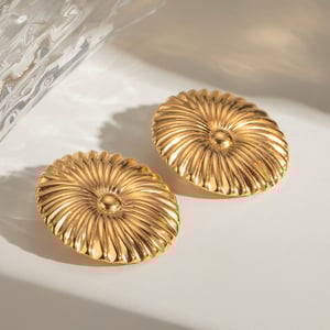 1 pair simple series retro flower stainless steel  gold plated women stud earrings h5